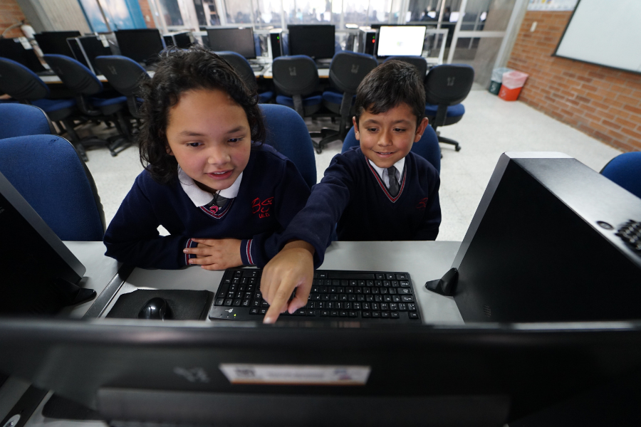 Niños frente a un computador