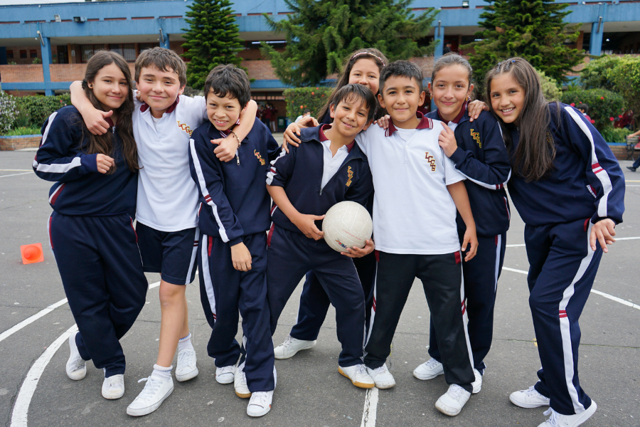 Niños jugando con un balón