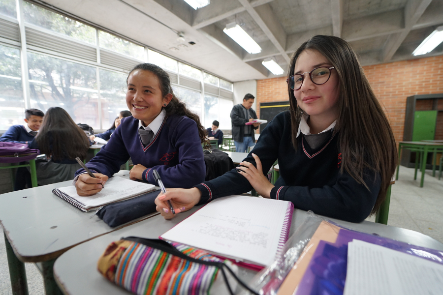 Niñas en aula de clase Niñas en aula de clase